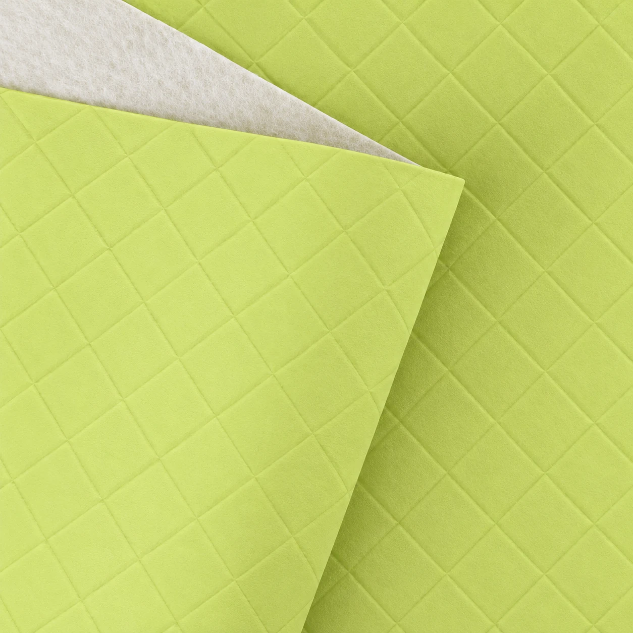 Amostra de material com textura matelassê amarela