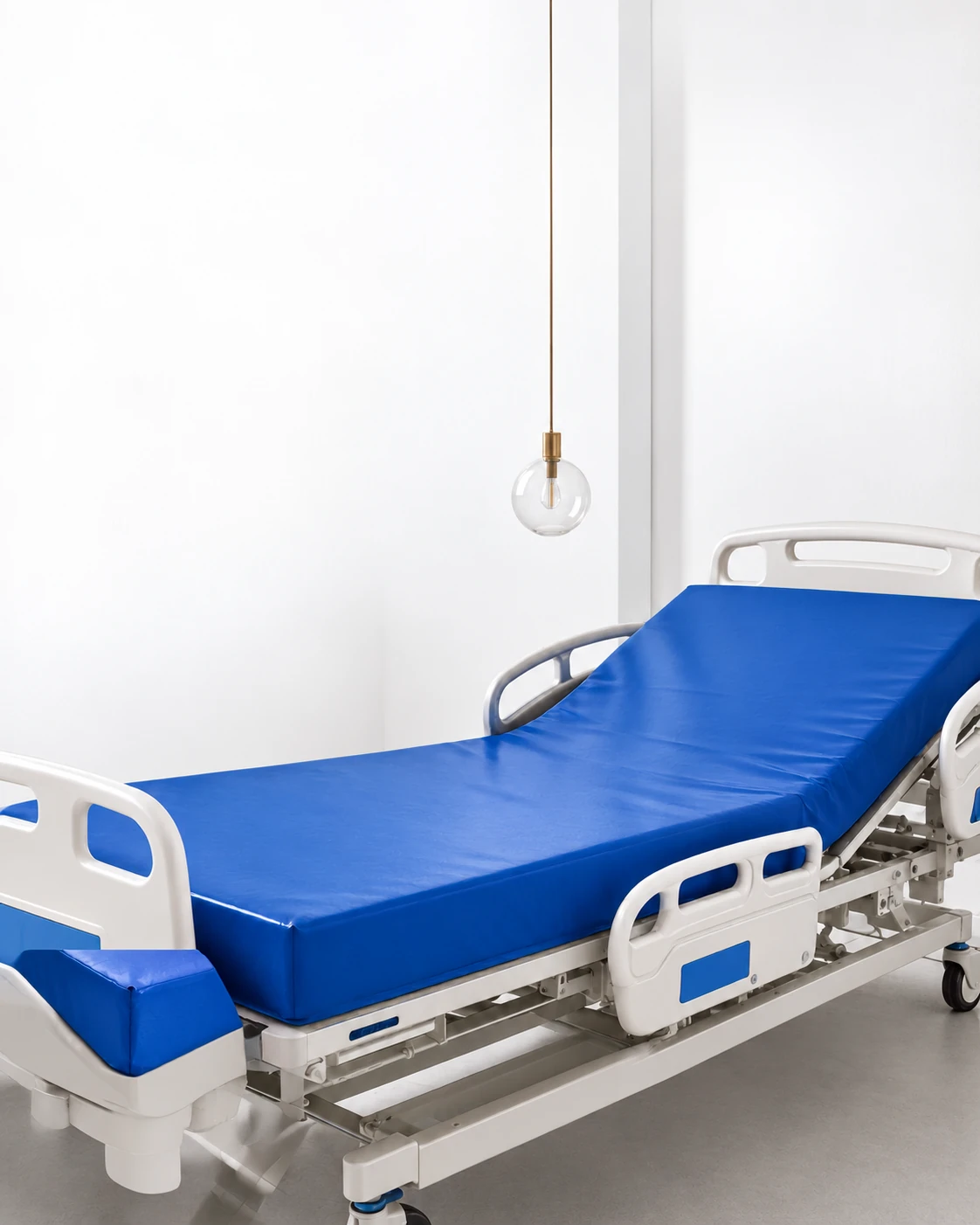 Referência de capa azul em cama hospitalar