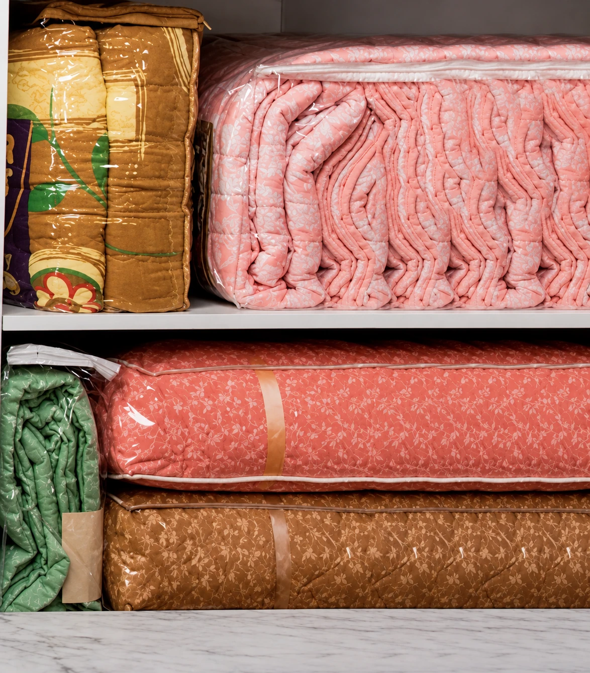 Embalagens de roupa de cama em prateleira