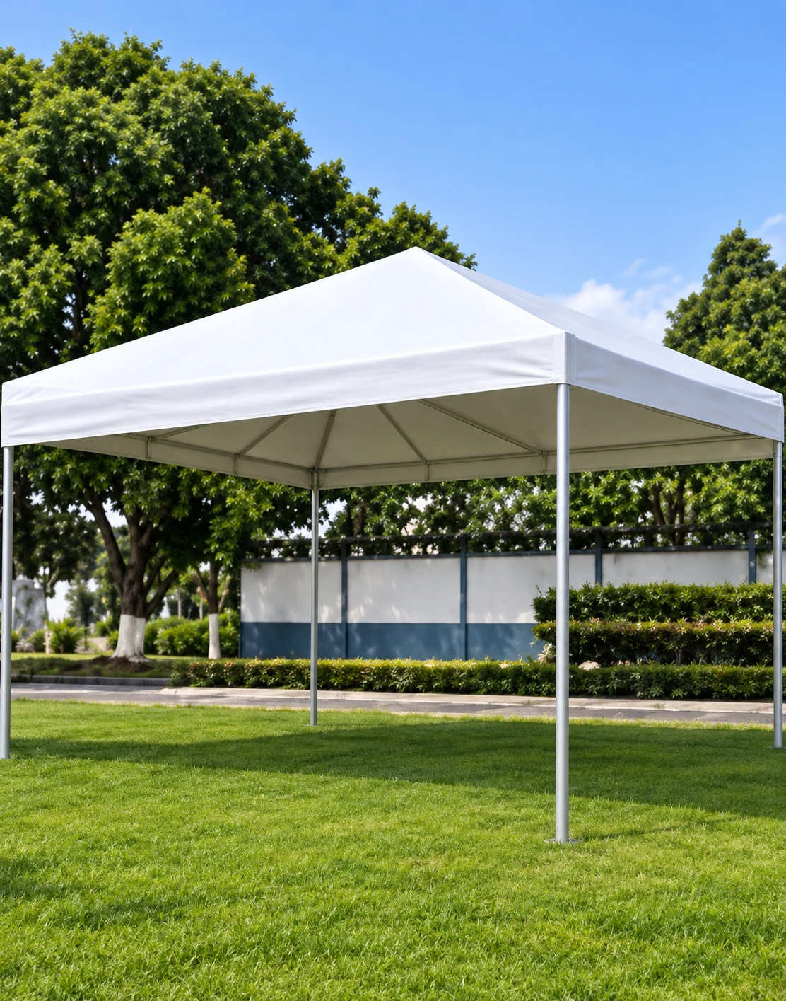 Tenda branca em área externa